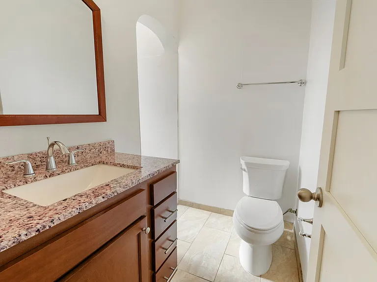 1121 E 9th St #1 — Photo 11