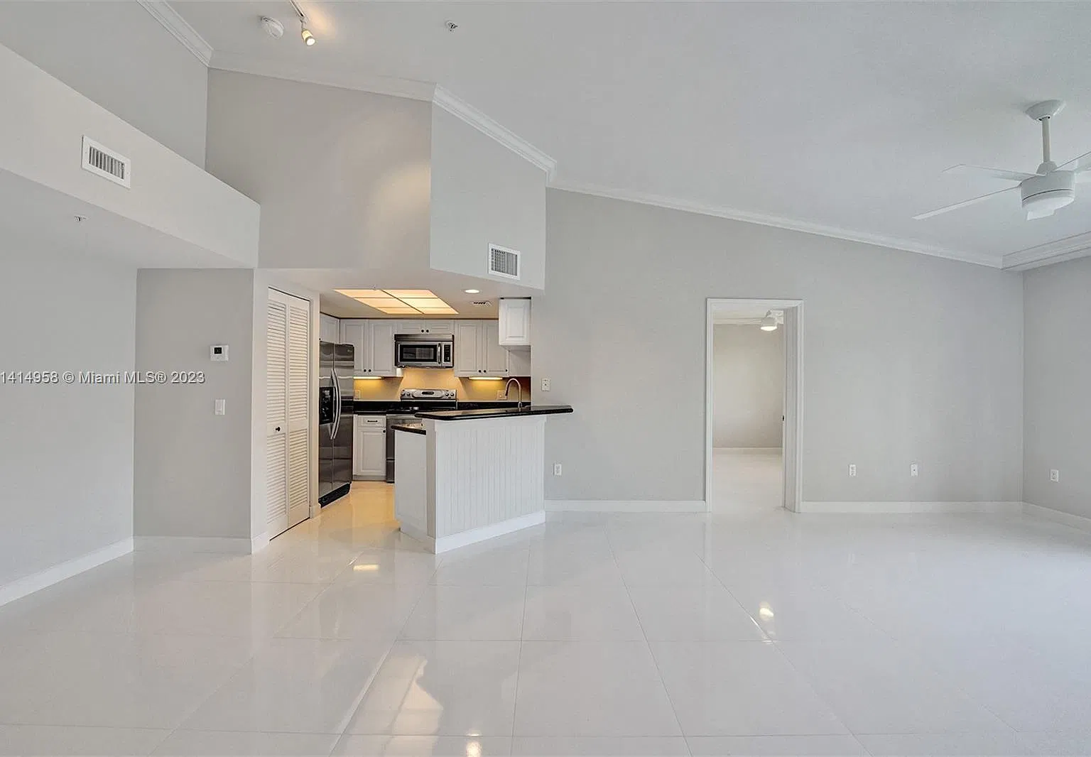2 bed, 1100 sqft, $2,400 — Photo 4