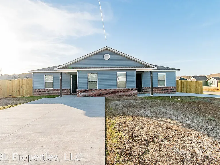 3 bed, 1306 sqft, $1,399 — Photo 1