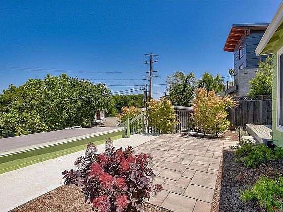 3rd image of 434 Lakeview Way