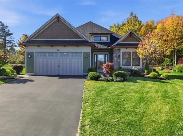 32 Creekstone Dr, East Aurora, NY 14052