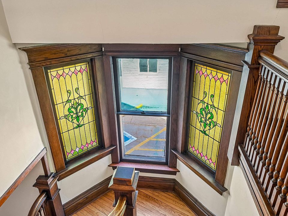 13th image of 407 3rd St SE
