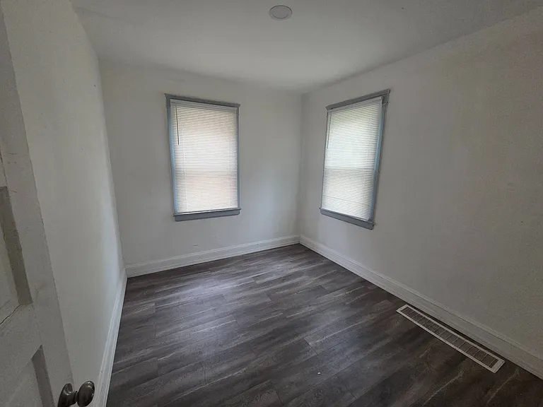 15322 Yorick Ave — Photo 6