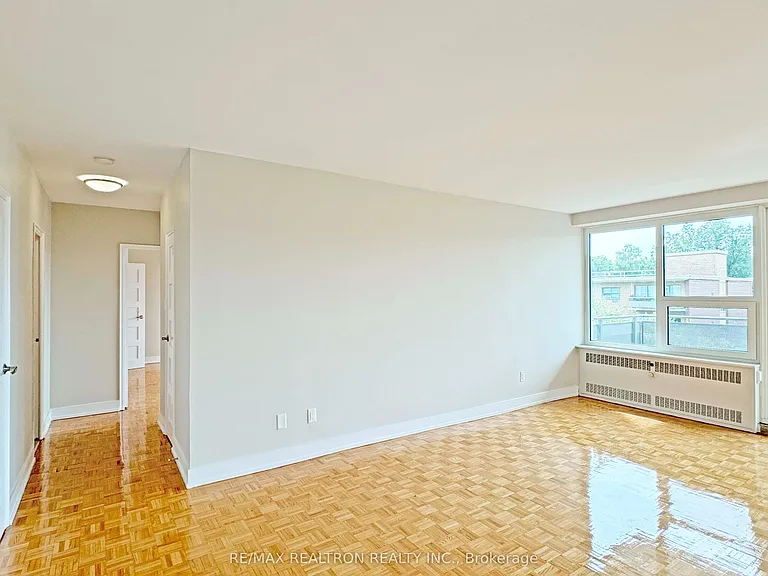 10 Shallmar Blvd #607 — Photo 4