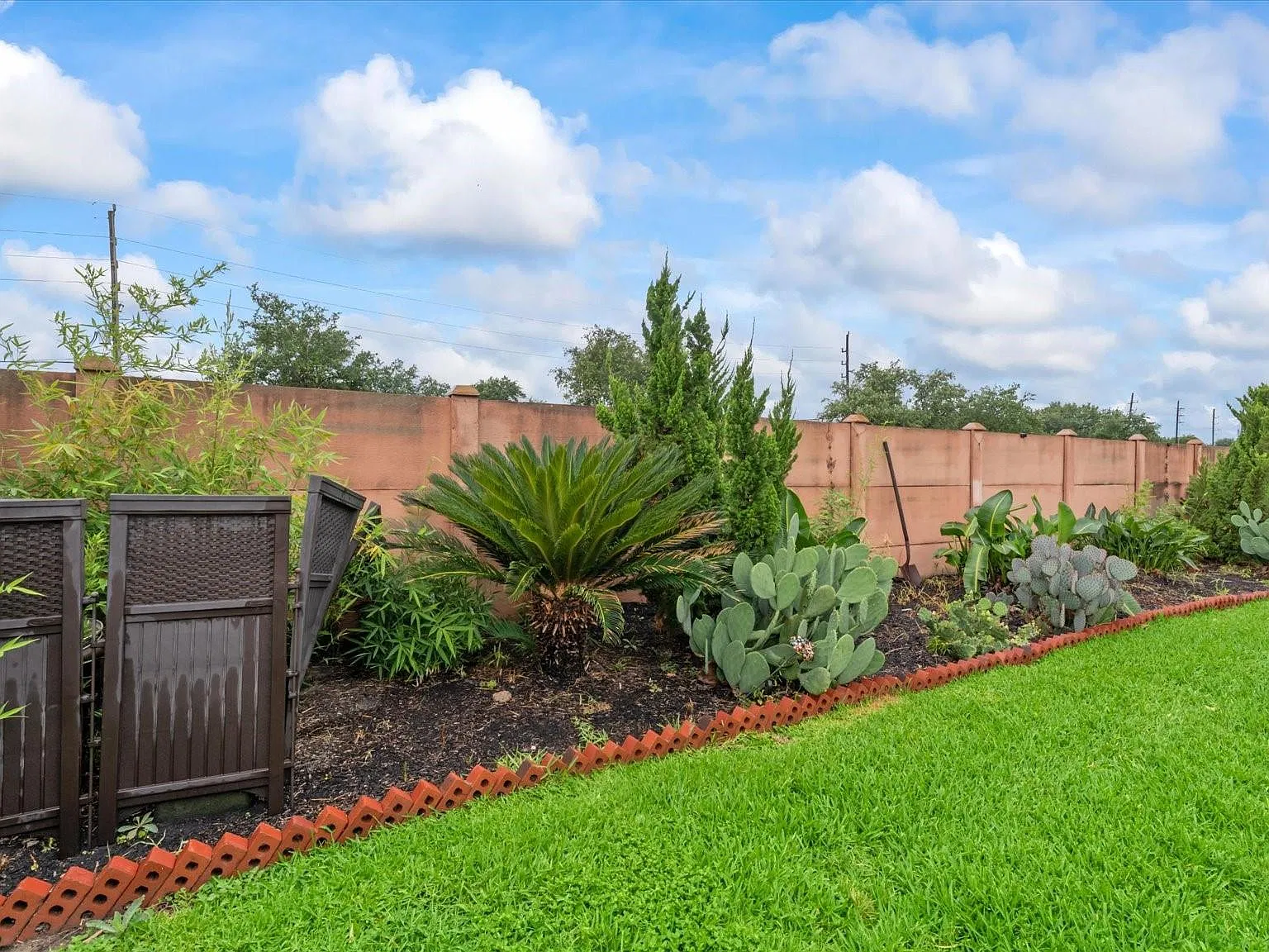3 bed, 2.0 bath, 1817 sqft, $1,900 — Photo 3