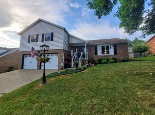 120 Forest Dr, Ona, WV 25545