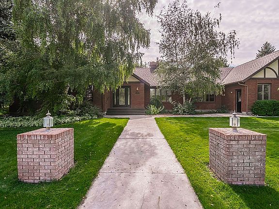 2nd image of 1003 Larch Dr
