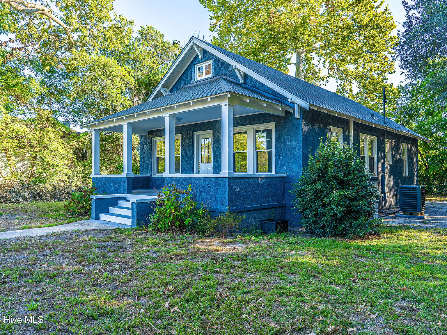 3 bed, 1.0 bath, 1040 sqft, $1,600 — Photo 3