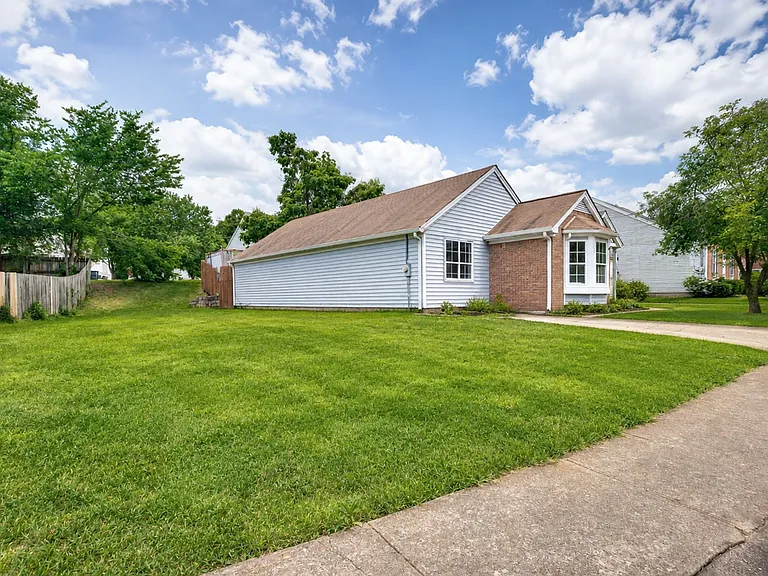 614 Poplar Pl — Photo 1