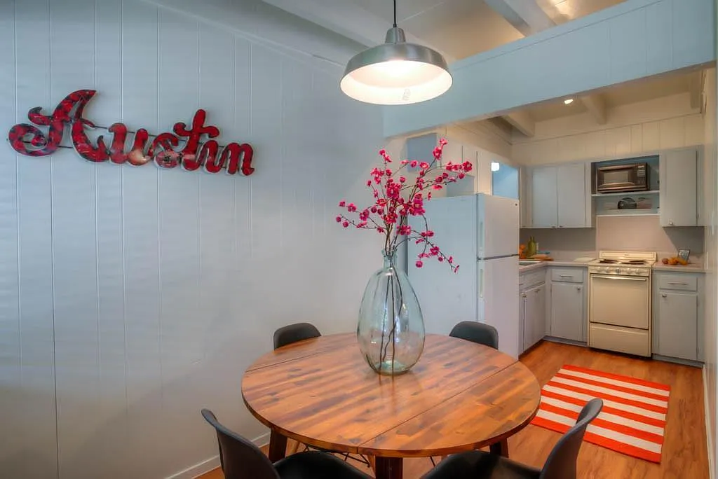 2 bed, 1.0 bath, 830 sqft, $1,300 — Photo 1