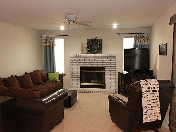 Cozy family room/Fireplace