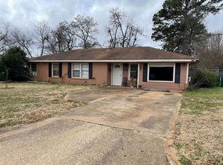 205 Chestnut Dr, Palestine, TX 75803