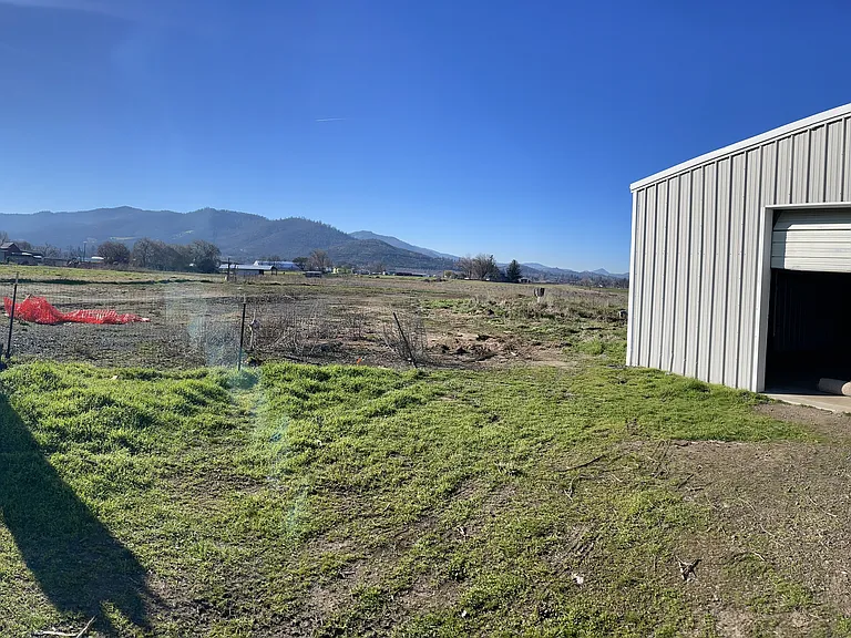 5358 S Pacific Hwy — Photo 17