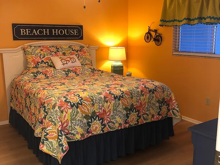 Second bedroom (queen size bed)