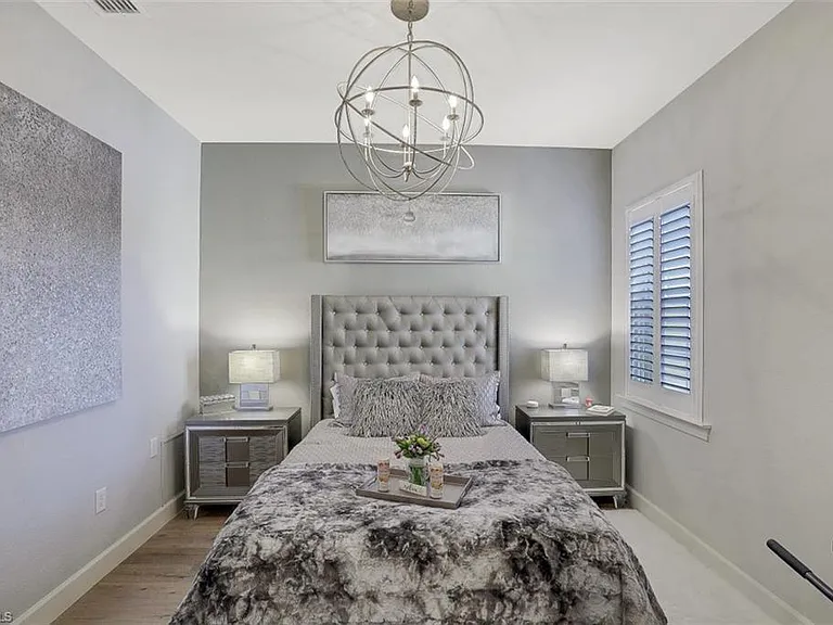 Queen bedroom has a tempur-pedic mattress, & nightstands.