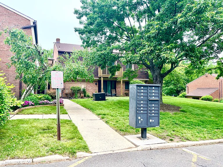 702 Meadow Woods Ln — Photo 2