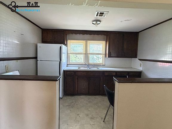 2nd image of 122 W Church St #B