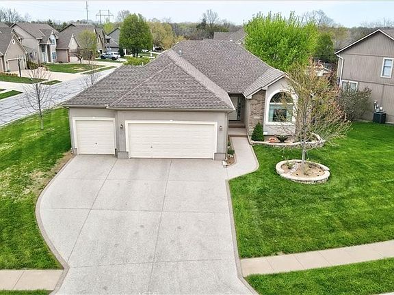 4th image of 1616 SW Summit Hill Ct