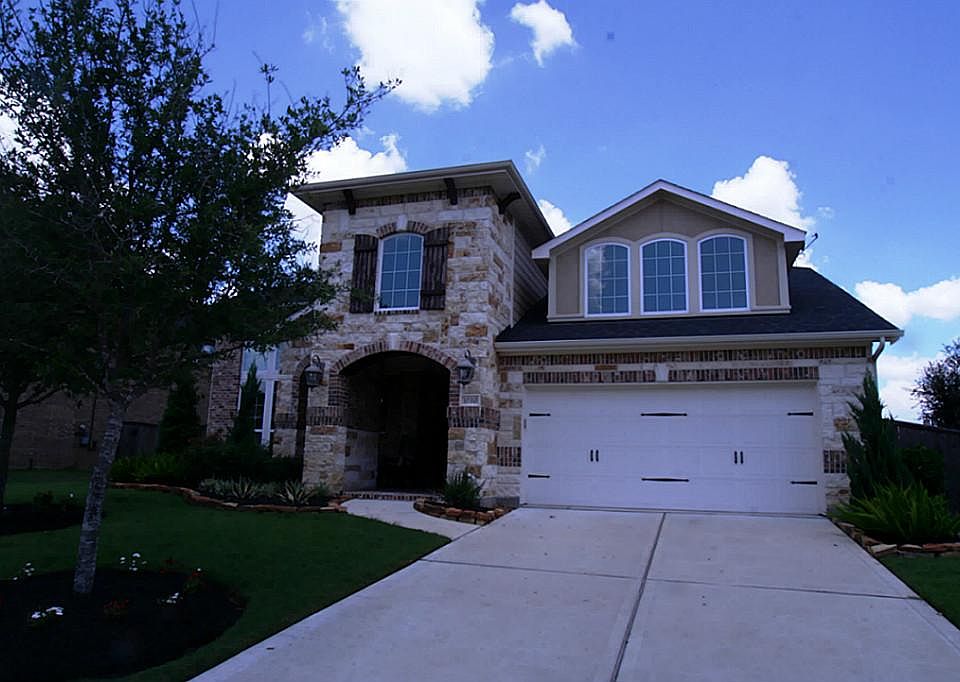 Beautiful traditional elevation, with a three car tandem garage
