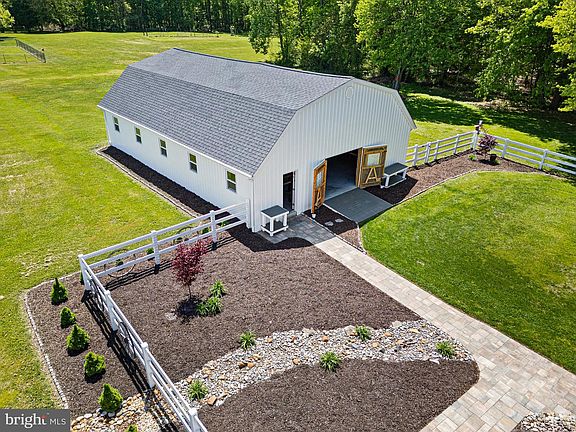 3rd image of 5916 Summit Bridge Rd