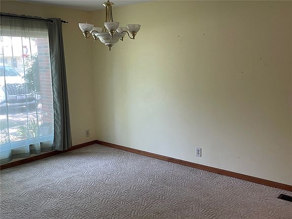 2nd image of 920 Woodlawn Ct