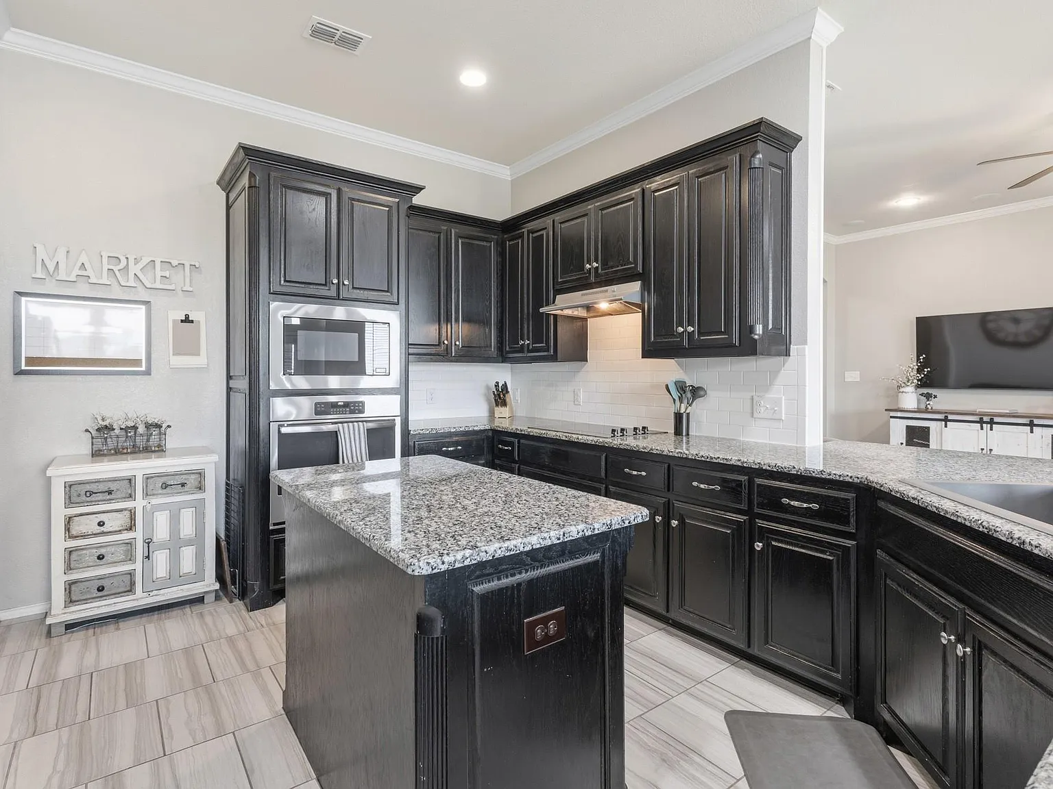 5 bed, 2828 sqft, $3,200 — Photo 4
