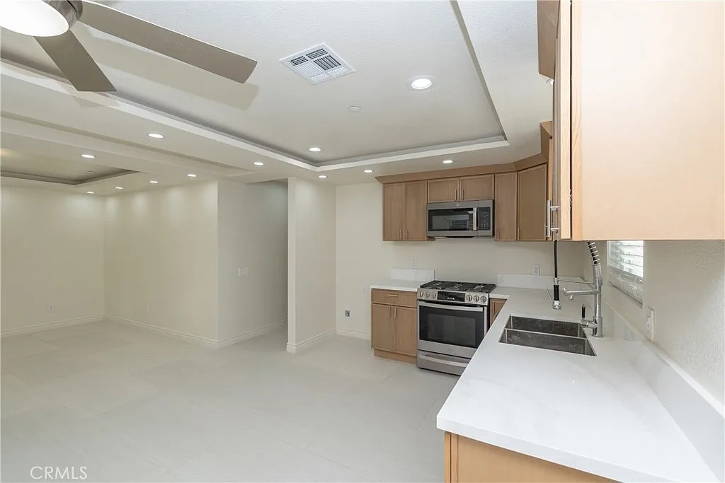3 bed, 1200 sqft, $3,400 — Photo 2