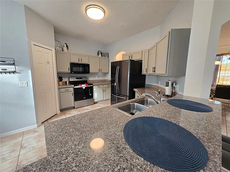 930 Oxford Dr — Photo 6