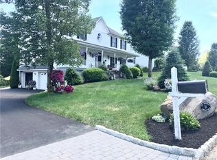 31 Camelot Dr, Warwick, NY 10990