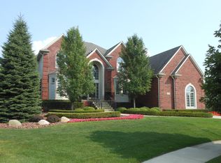 1400 Sunview Ct, Rochester, MI 48307