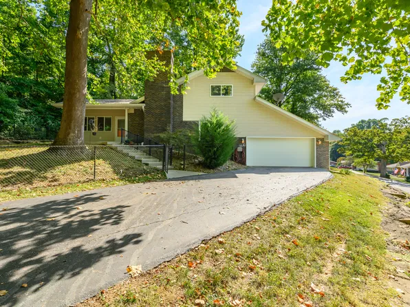 689 Valley Dr, Martinsville, IN 46151