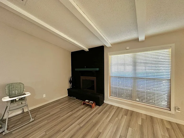 4720 NE Macarthur Cir — Photo 10
