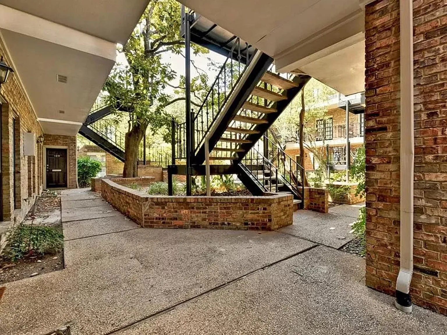 3 bed, 832 sqft, $2,250 — Photo 3