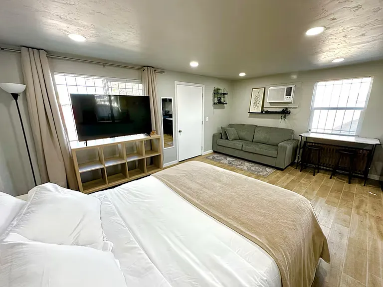 810 E Halcyon Rd — Photo 1