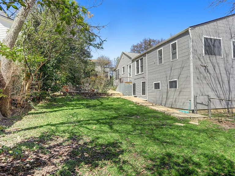 1109 Summit St — Photo 22