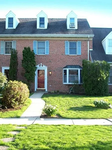304 Huntington Dr photo 1