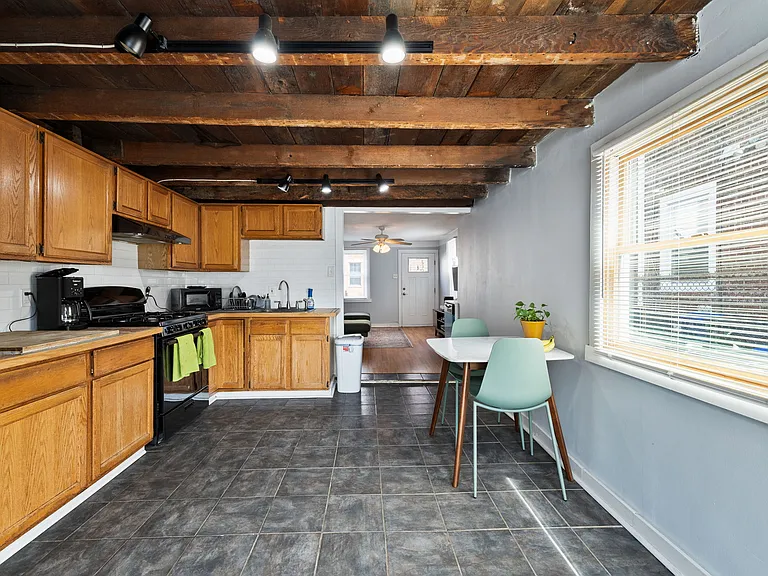 1130 Crease St — Photo 11
