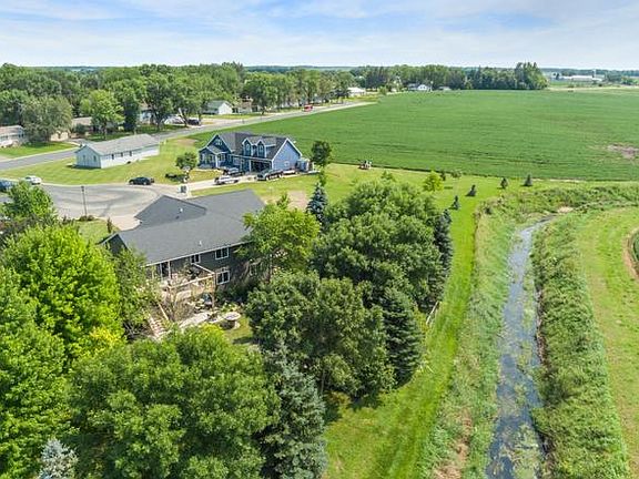 3rd image of 725 Meyer Cir