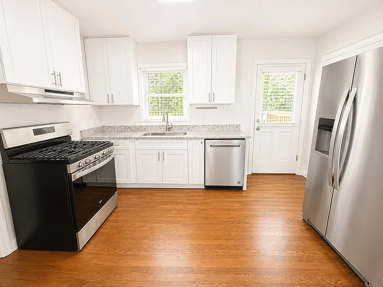 938 Springdale Dr — Photo 4