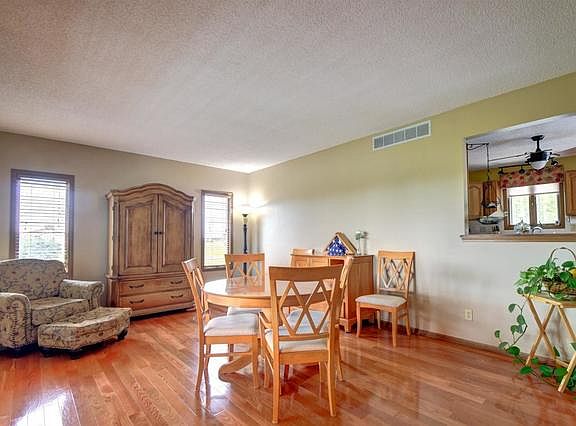 4th image of 10522 Maloian Dr