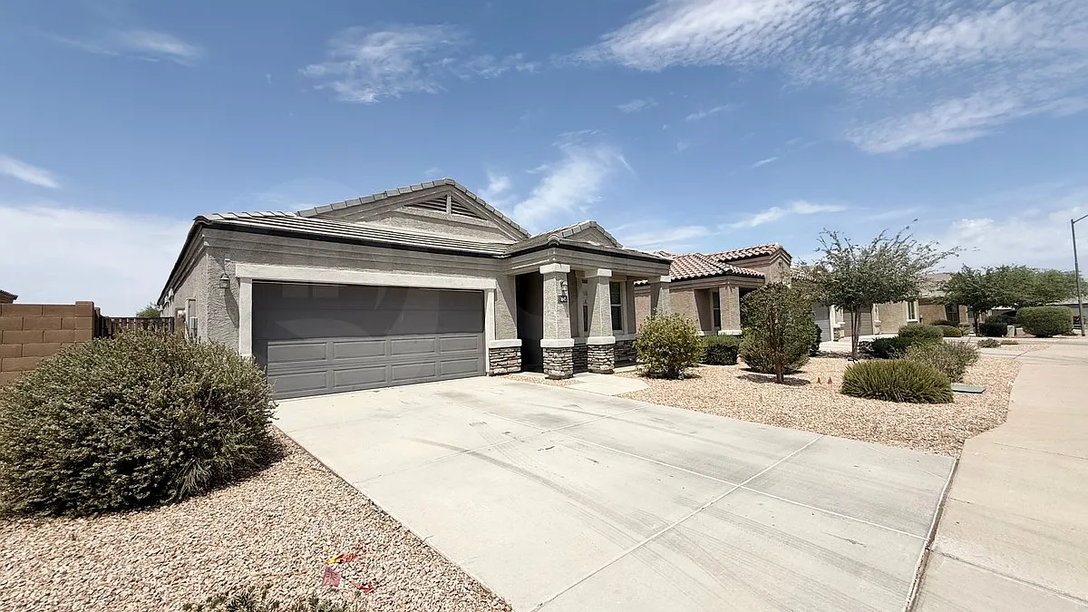 4 bed, 2.0 bath, 1716 sqft, $1,699 — Photo 2