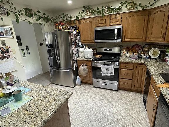 3rd image of 421 Anemone St
