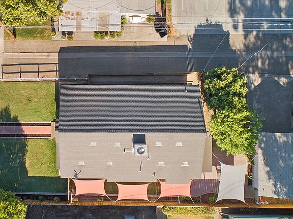 2nd image of 1107 W Kaweah Avenue