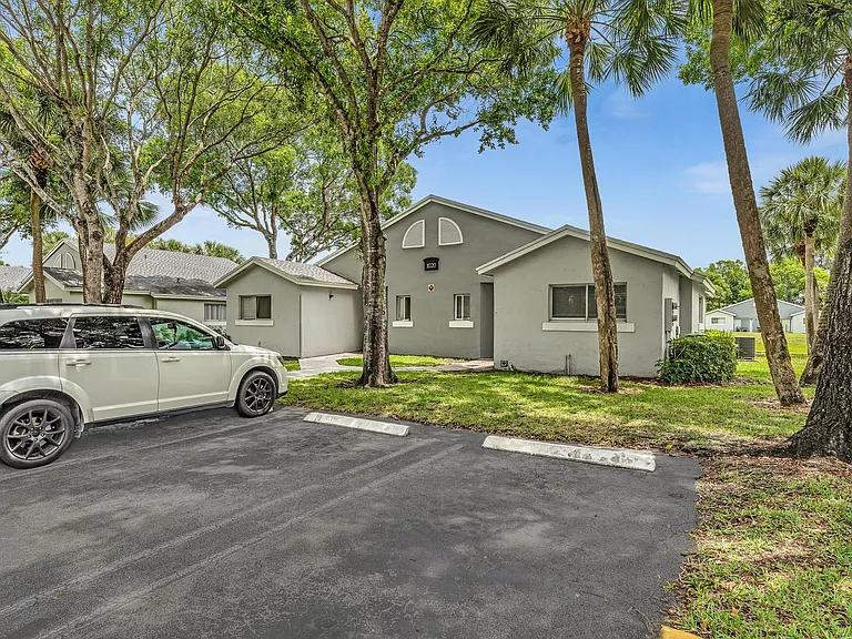 1020 Lake Victoria Dr #B — Photo 4