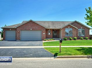 1114 Oxford Cir, Sycamore, IL 60178