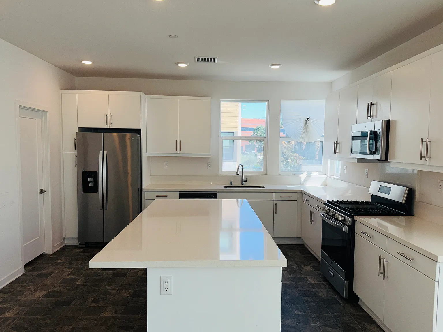 4 bed, 3.5 bath, 1981 sqft, $5,200 — Photo 3