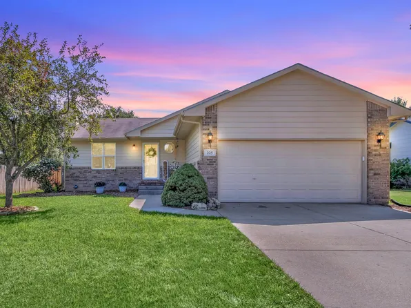 225 Sutton Dr, Newton, KS 67114