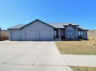 105 30th St NW, Minot, ND 58703