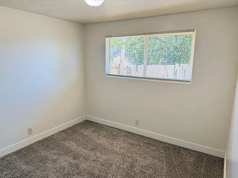 435 S 40th St — Photo 20
