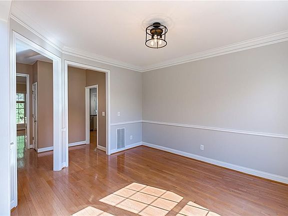 3rd image of 1143 Queensgate Dr SE
